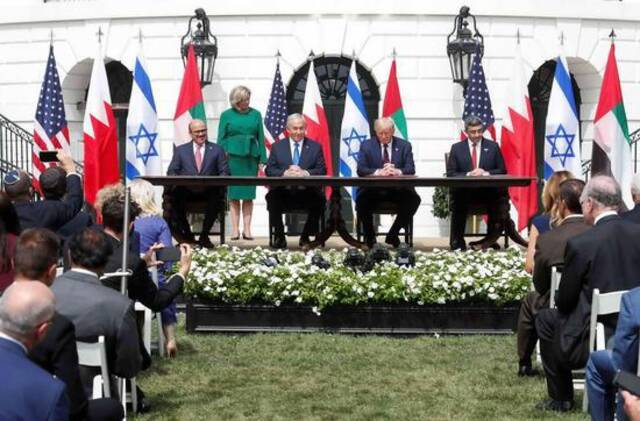 2020年9月15日，阿联酋、巴林和以色列代表在美国白宫签署协议。新华社资料图