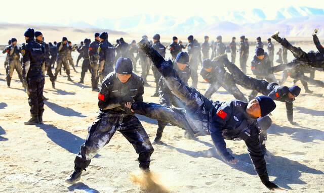 西藏阿里地区公安处特警支队开展摔禽训练