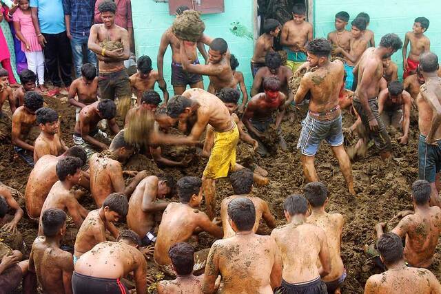 印度男子遭雷击身亡后 家人将其埋入牛粪堆数小时