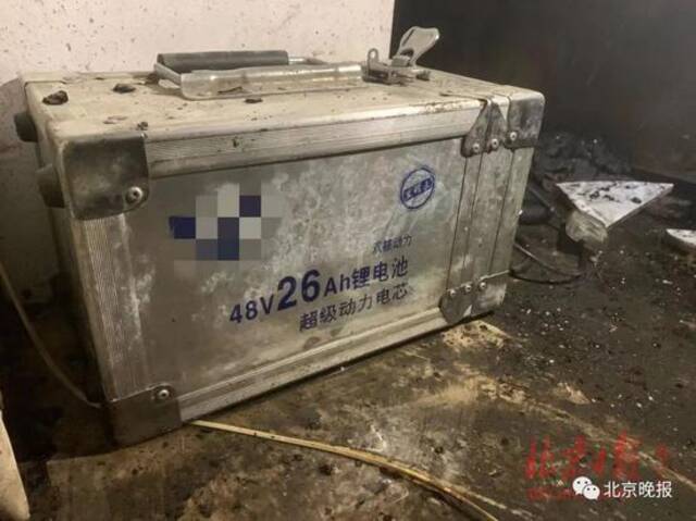 北京西城一小区电动车火灾致1死，记者探访：充电棚、报警器都有，咋还没防住？