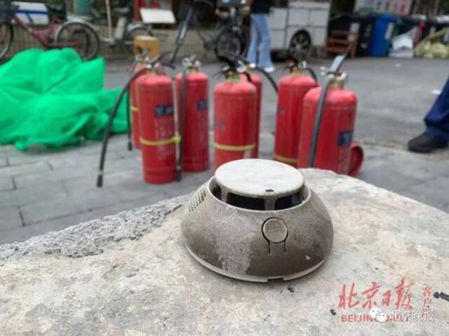 北京西城一小区电动车火灾致1死，记者探访：充电棚、报警器都有，咋还没防住？