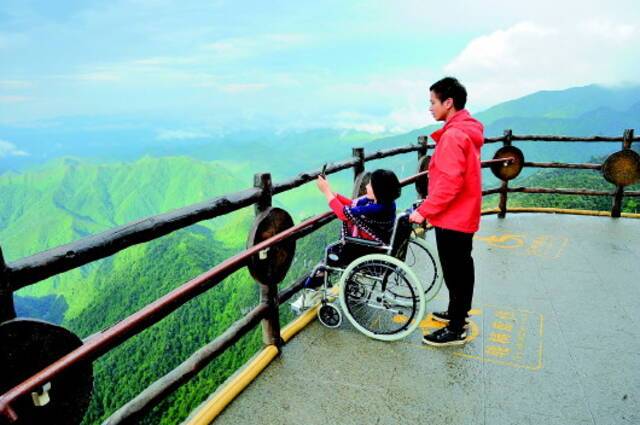 “轮椅游客”在专用席位观赏莽山五指峰美景（5月14日摄）。新华社记者明星摄