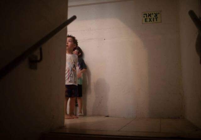 ↑5月19日，以色列的孩子们在一处公共避难所里玩耍。图据《华盛顿邮报》