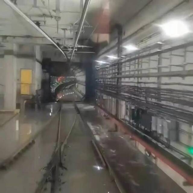 突发大量水流涌入！上海地铁15号线延误3个多小时，具体原因仍在调查