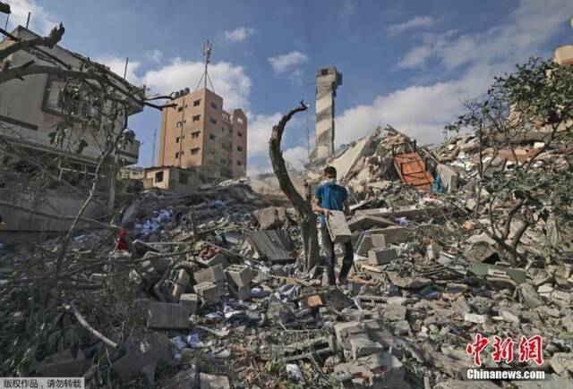 当地时间2021年5月18日，加沙地带持续遭遇空袭，许多民居受到战火牵连，街道满目疮痍。