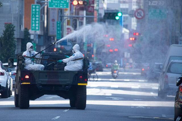 当地时间5月16日，台湾防疫人员在进行消毒。图自澎湃影像。