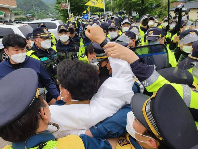 韩国警察强制疏散示威民众