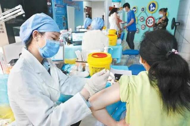 海淀区花园路街道疫苗接种点市民正在接种“一针疫苗”（图片来自：北京日报）