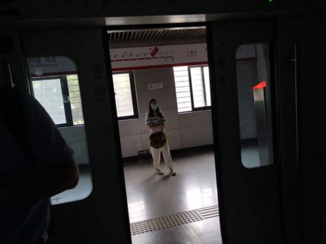 突发故障 北京八通线地铁一列车临时停运