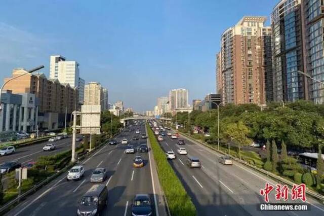 资料图：城市道路上行驶的汽车。中新网记者程春雨摄