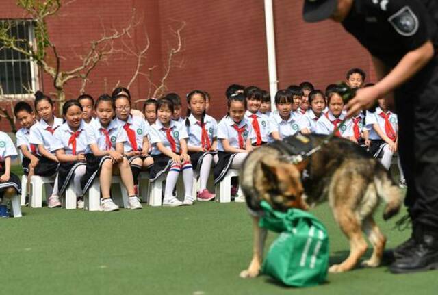 北京校园内举行反恐演练：共同制服持刀挟持人质人员