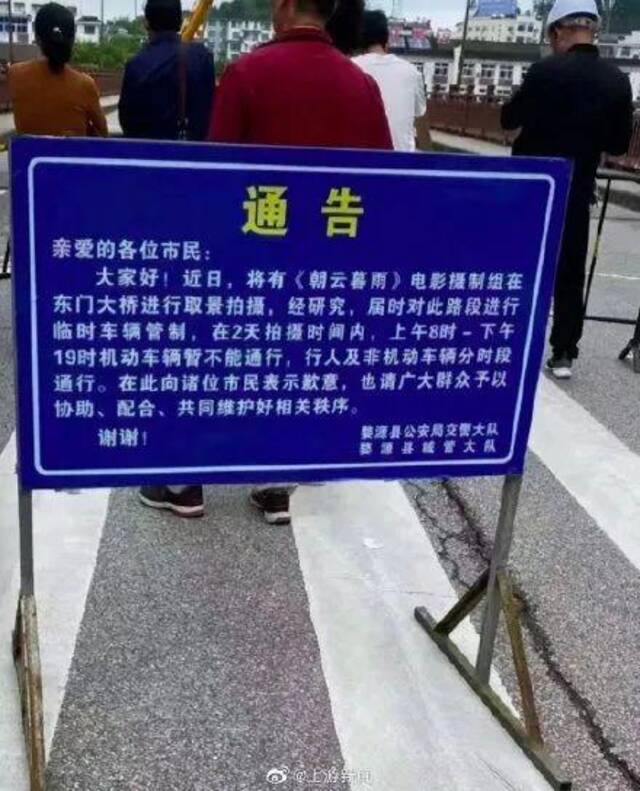 为拍电影封路两天，还阻拦市民通行？网友吵翻了！