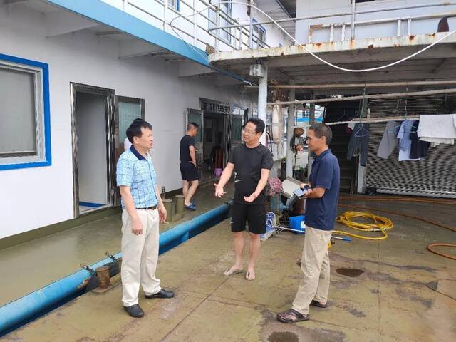 柳州市纪委监委工作人员来到柳州市公务码头趸船上督查防汛备汛工作。