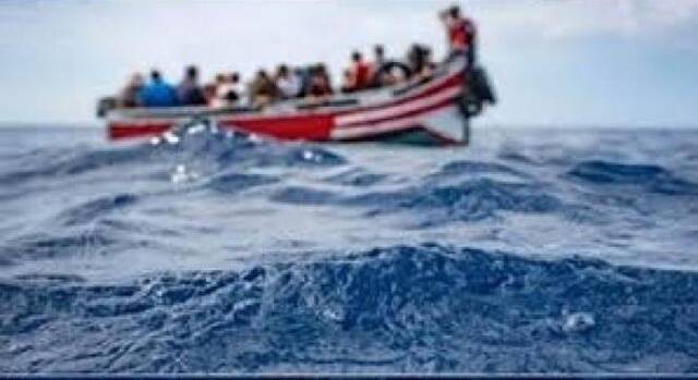突尼斯海军解救36名被困的非法移民