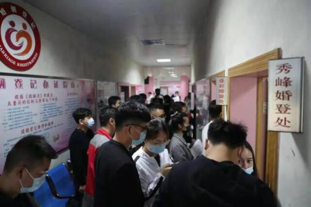 ▲桂林市婚姻登记处挤满了前来登记的新人。