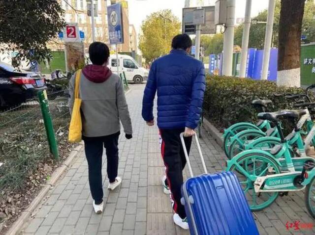↑张女士称，如果要不到钱，她和儿子就一直在武汉。图片来源：红星新闻