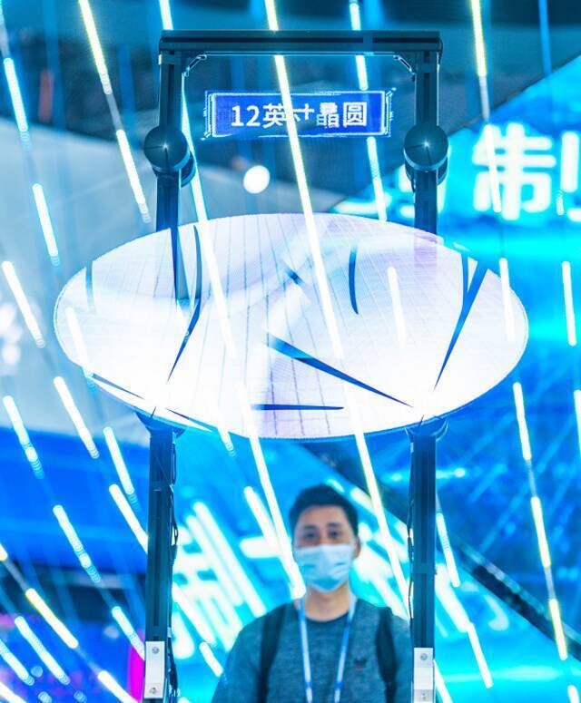 重庆高新区展馆展示高新技术产品邹乐摄