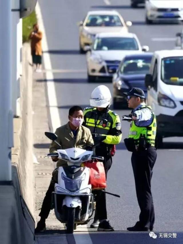 夫妻吵架，女子竟在高架上“跳车”