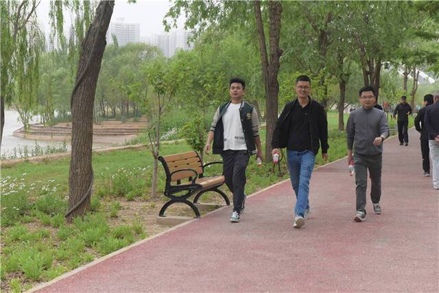 甘肃省纪委监委机关举办干部职工健步走活动