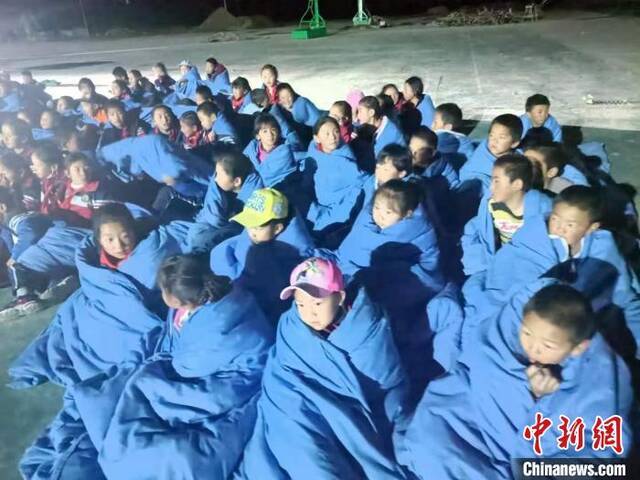 图为地震发生后，青海省同德县一学校将学生疏散至操场。王鹏招摄