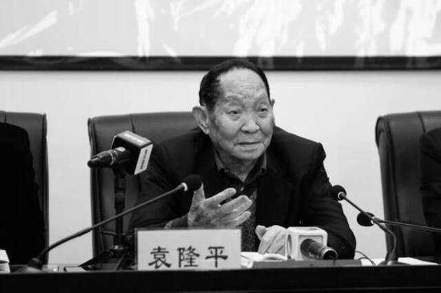 新华社：“从泥土里来，到白云中去”