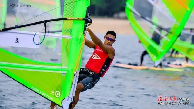 2021年全国帆板冠军赛开赛 海南青年队获一金一银