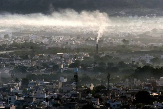  2020年11月2日，印度西北部拉贾斯坦邦阿杰梅尔地区，一家工厂的烟囱冒出浓烟。图/人民视觉