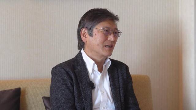 日本资深纪录片导演井上隆史在东京接受新华社专访。（视频截图）