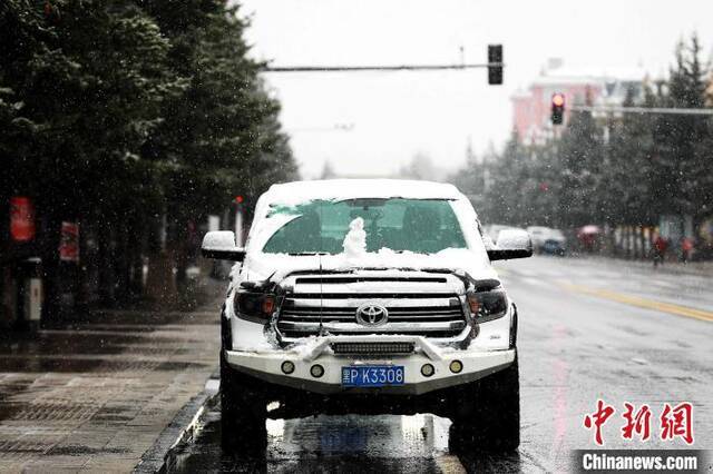 车辆上挂着一层积雪。王景阳摄