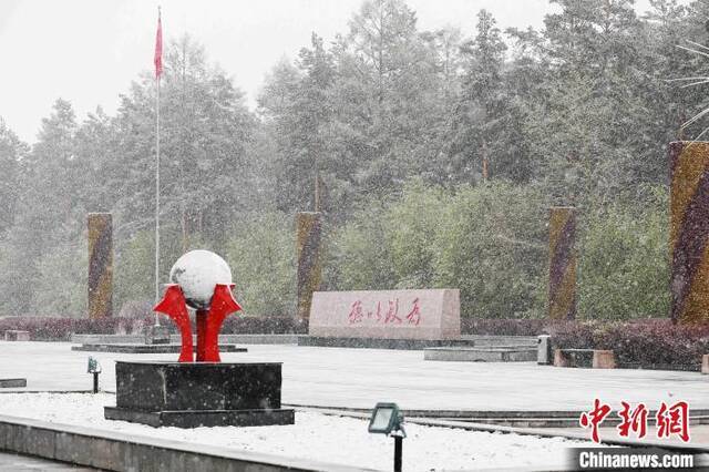 “神州北极”漠河五月飞雪。王景阳摄