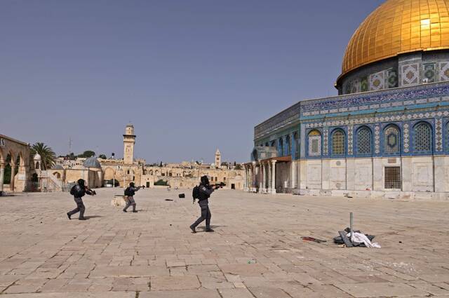 △以色列安全人员在圣殿山（穆斯林称“尊贵禁地”）行动