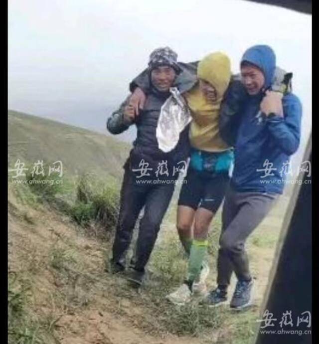 图说：张小涛被一位村民和已经安全的选手抬进窑洞。图片来源：安徽网。