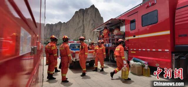 5月23日，救援人员在事故发生地休整。高展摄
