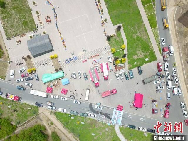 5月23日，航拍镜头下的景泰县黄河石林景区救援车辆。高展摄