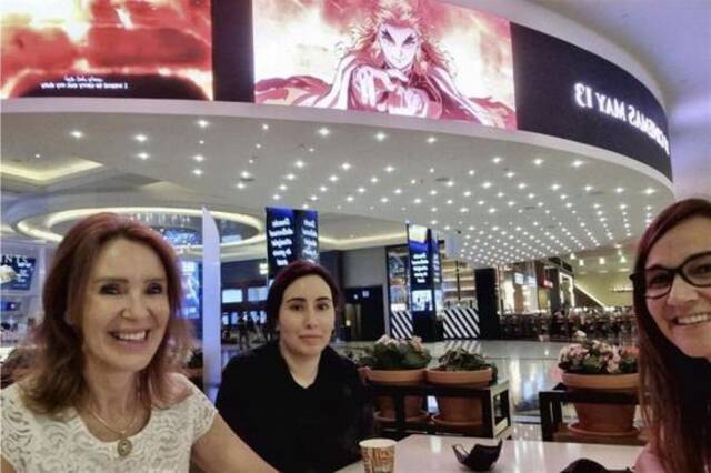 黑衣女子疑为拉蒂法公主，照片拍摄地点疑似阿联酋购物中心