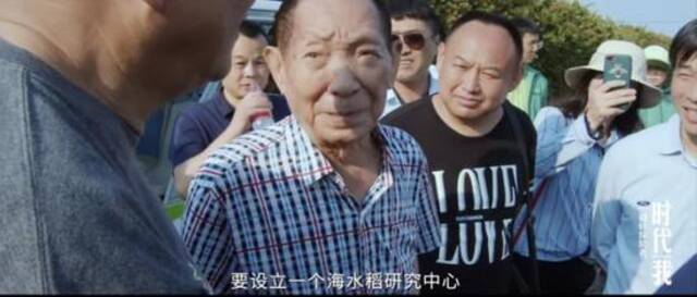 袁老介绍李克强总理已批准建立海水稻研究中心。截图自纪录片《时代我》