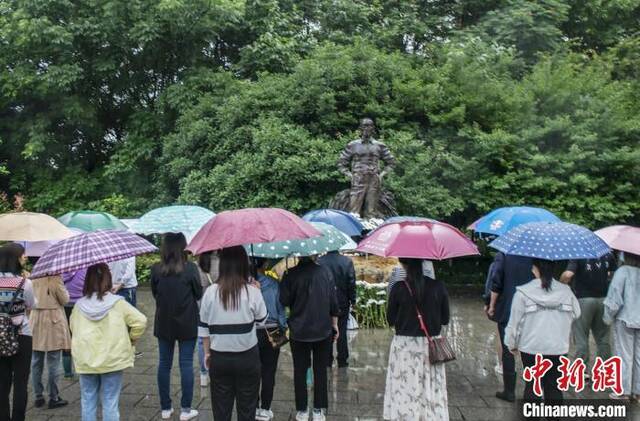 5月22日下午，江西省九江市德安县广大干部群众在德安县稻田广场的隆平雕像前默哀。戴和智摄