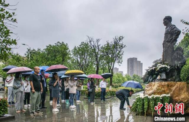  5月22日下午，江西省九江市德安县广大干部群众在德安县稻田广场的隆平雕像前敬献鲜花。戴和智摄