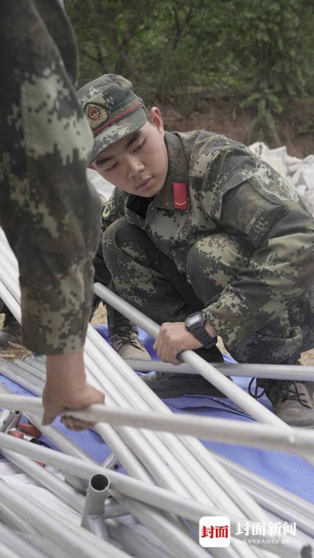 武警官兵帮忙搭建帐篷