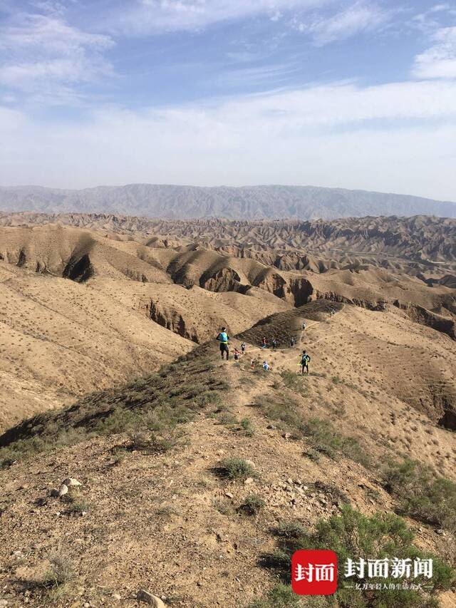 强制装备缺乏保暖衣物、缺乏能量补给 甘肃山地马拉松越野赛首届选手曝出赛事多项问题