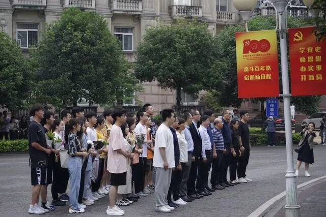 学校师生深切缅怀杰出校友袁隆平院士