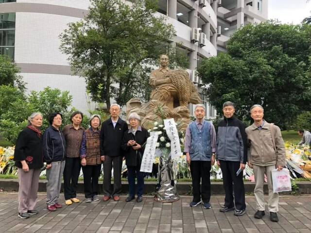 学校师生深切缅怀杰出校友袁隆平院士