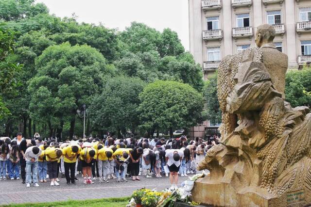 学校师生深切缅怀杰出校友袁隆平院士