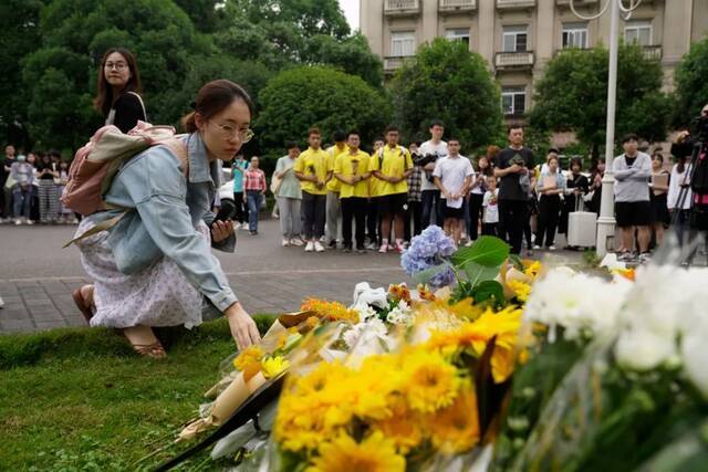 学校师生深切缅怀杰出校友袁隆平院士