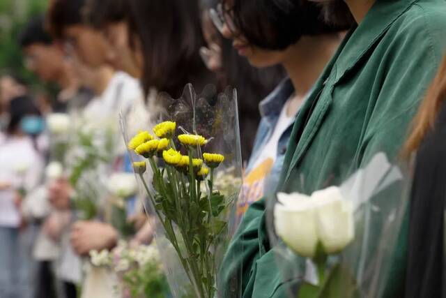 学校师生深切缅怀杰出校友袁隆平院士