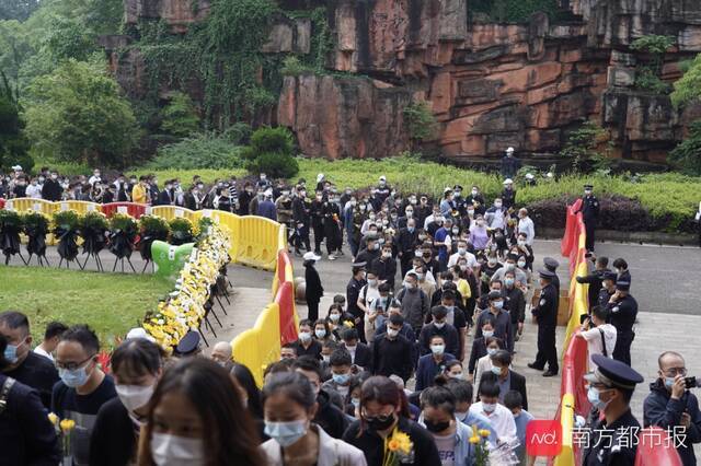  5月24日上午，自发前往殡仪馆送别袁隆平的人排成了长队。南都记者吴泽嘉摄