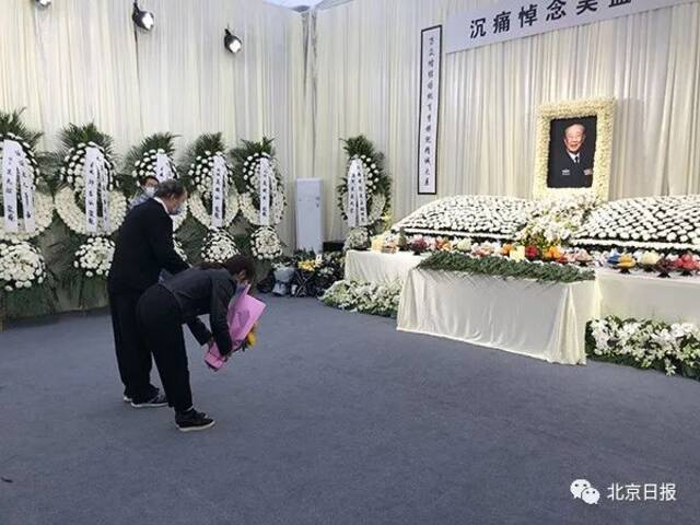 市民前来悼念吴孟超。澎湃新闻记者李佳蔚图