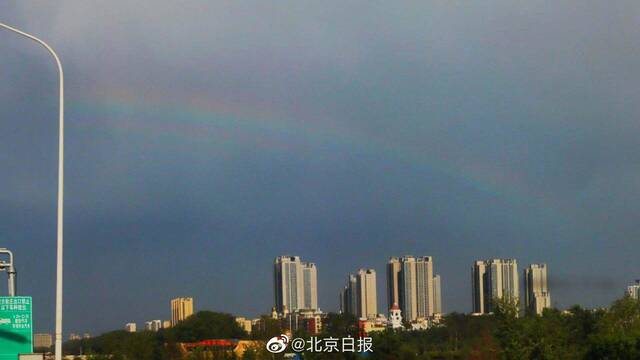 阵雨过后 北京城市副中心上空出现一道彩虹