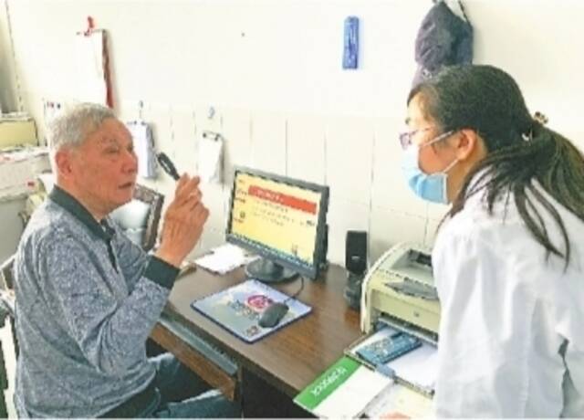 84岁桂希恩坚持每周接诊患者