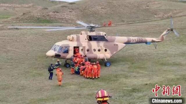 23日上午直升机救援现场。图/中新网